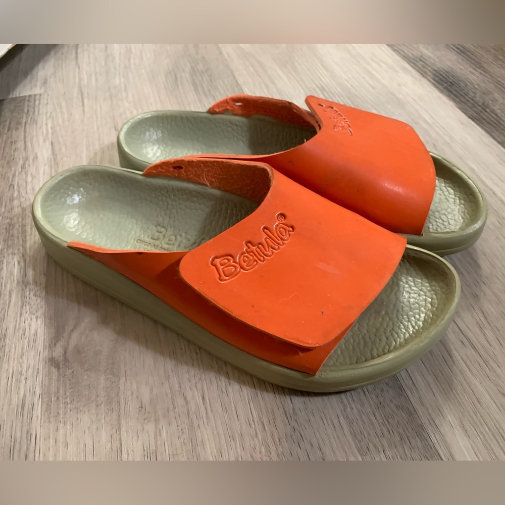 Betula by Birkenstock size women’s 8. In great condition and super comfy!